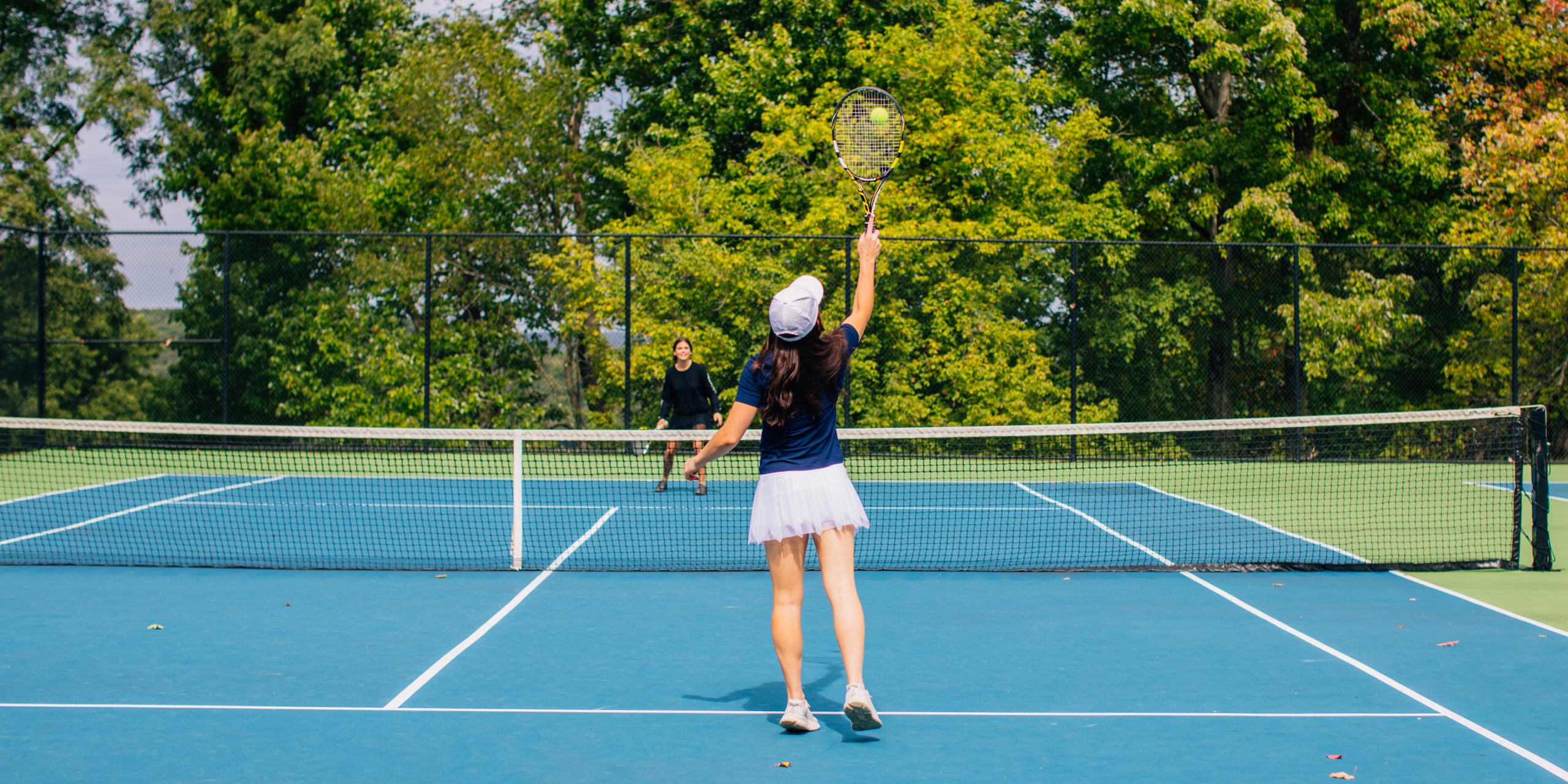 Two people playing tennis